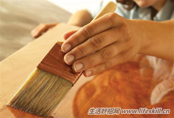 如何给木制旧家具翻新,旧家具翻新刷漆的方法