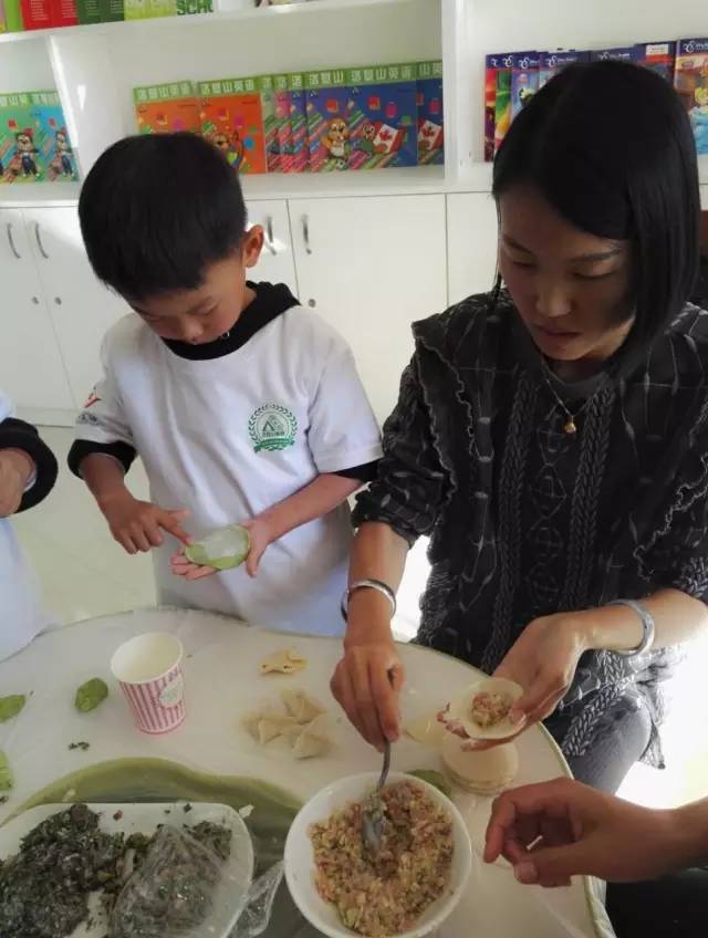只是一顿饺子的事，芒市洛基山的孩子都能玩出新花样！