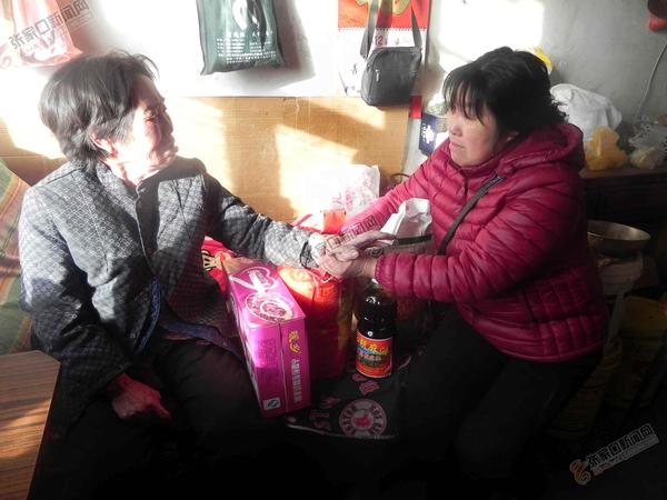 刘富琴蔚县大南山深处献爱心