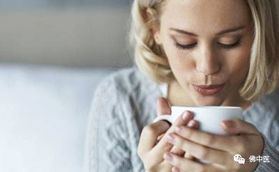 酒精棉球放耳朵里治痛经,痛经时酒精棉球塞入耳朵