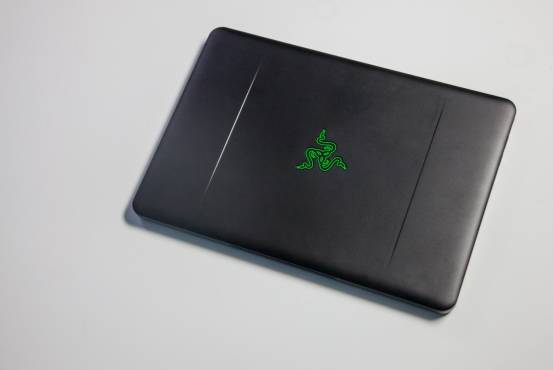 雷蛇灵刃razerbladepro,雷蛇买灵刃14还是灵刃15