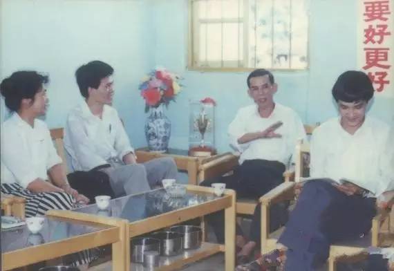 这个二愣子总裁和鸡睡了20年，还把一家鸡场干到了2000亿，全球的鸡都得管他叫爸爸！