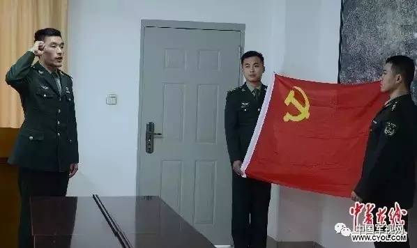 向在战斗中牺牲的战友致敬,缅怀当年同一战壕牺牲的战友