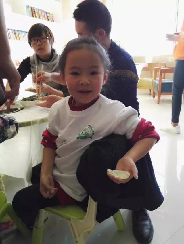 只是一顿饺子的事，芒市洛基山的孩子都能玩出新花样！