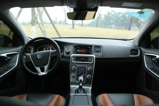 试驾全新一代沃尔沃v60,沃尔沃v60cc最新款越野视频