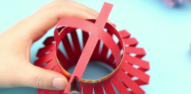 一张纸就能做好灯笼很简单的,用彩纸做灯笼的最简单方法