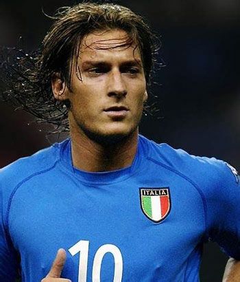 春节我们看完春晚再看足球圈里的帅哥，内含帅你一脸的卡卡