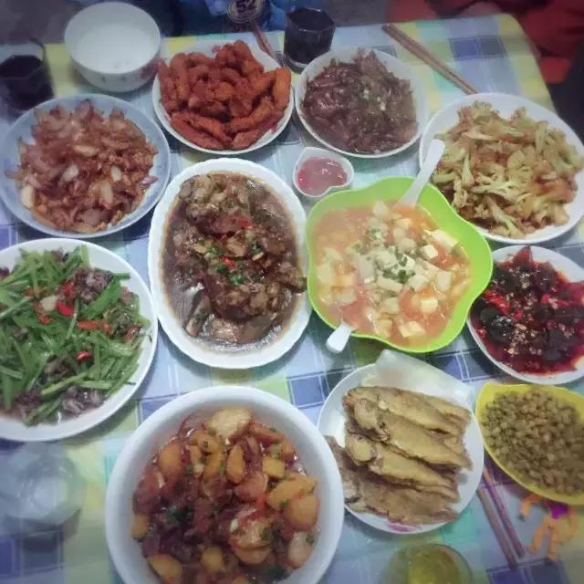 千里奔波只为一年一顿的年夜饭,记忆中的年夜饭人间至味是团圆