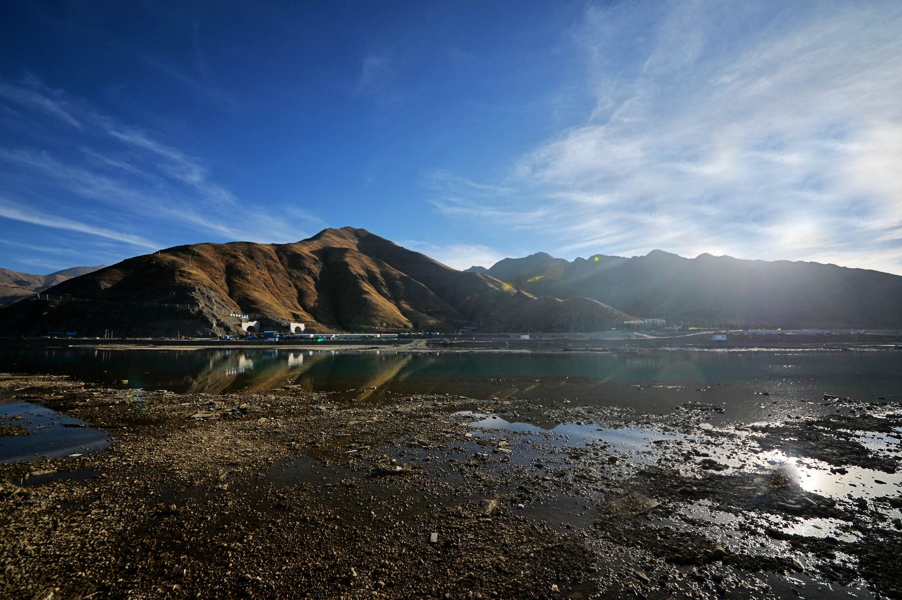 河道被挖开,被挖出来的河
