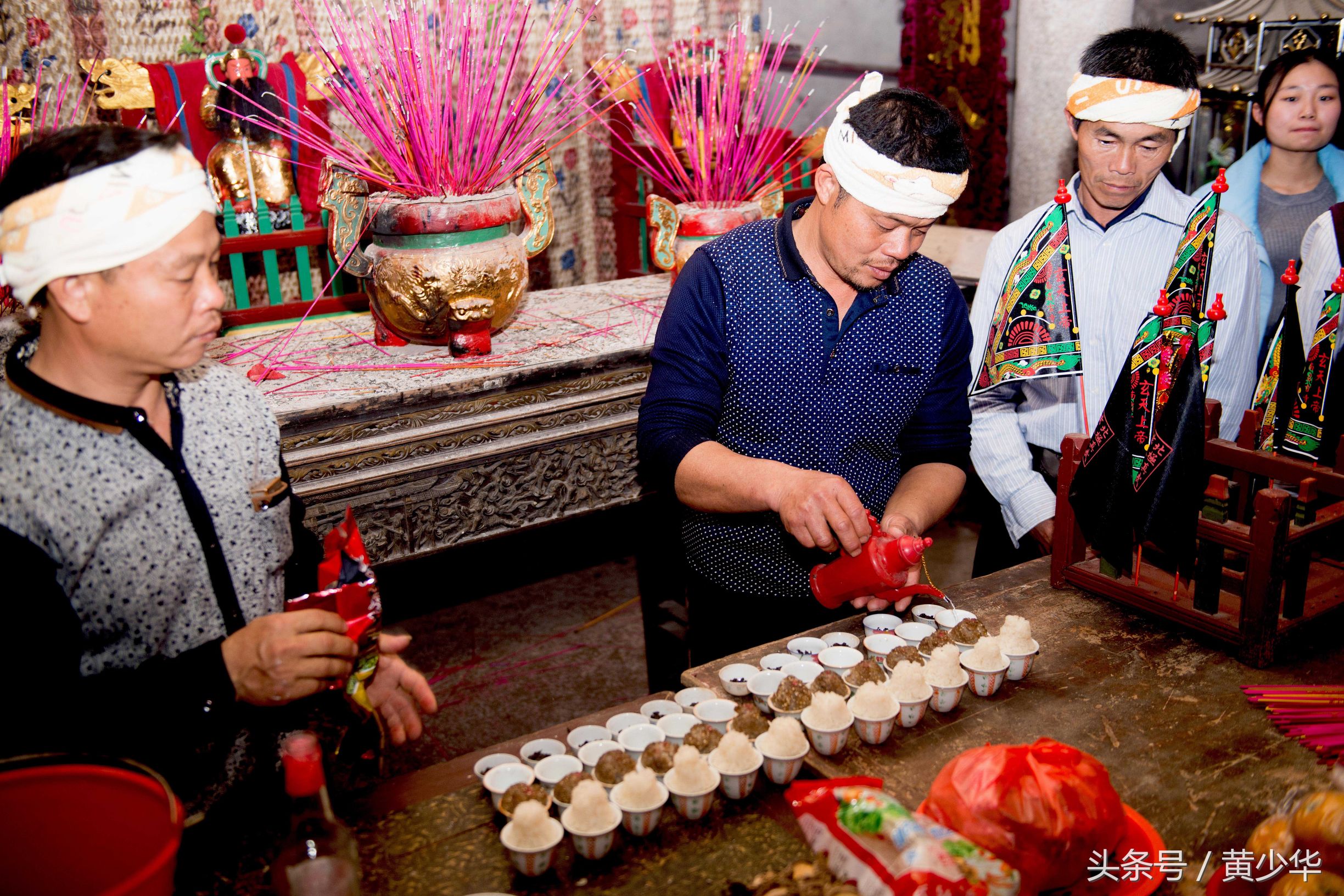 广东普宁民俗送香船跳火堆