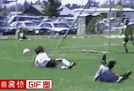 足球经典搞笑gif动图,足球史上十大爆笑瞬间图片