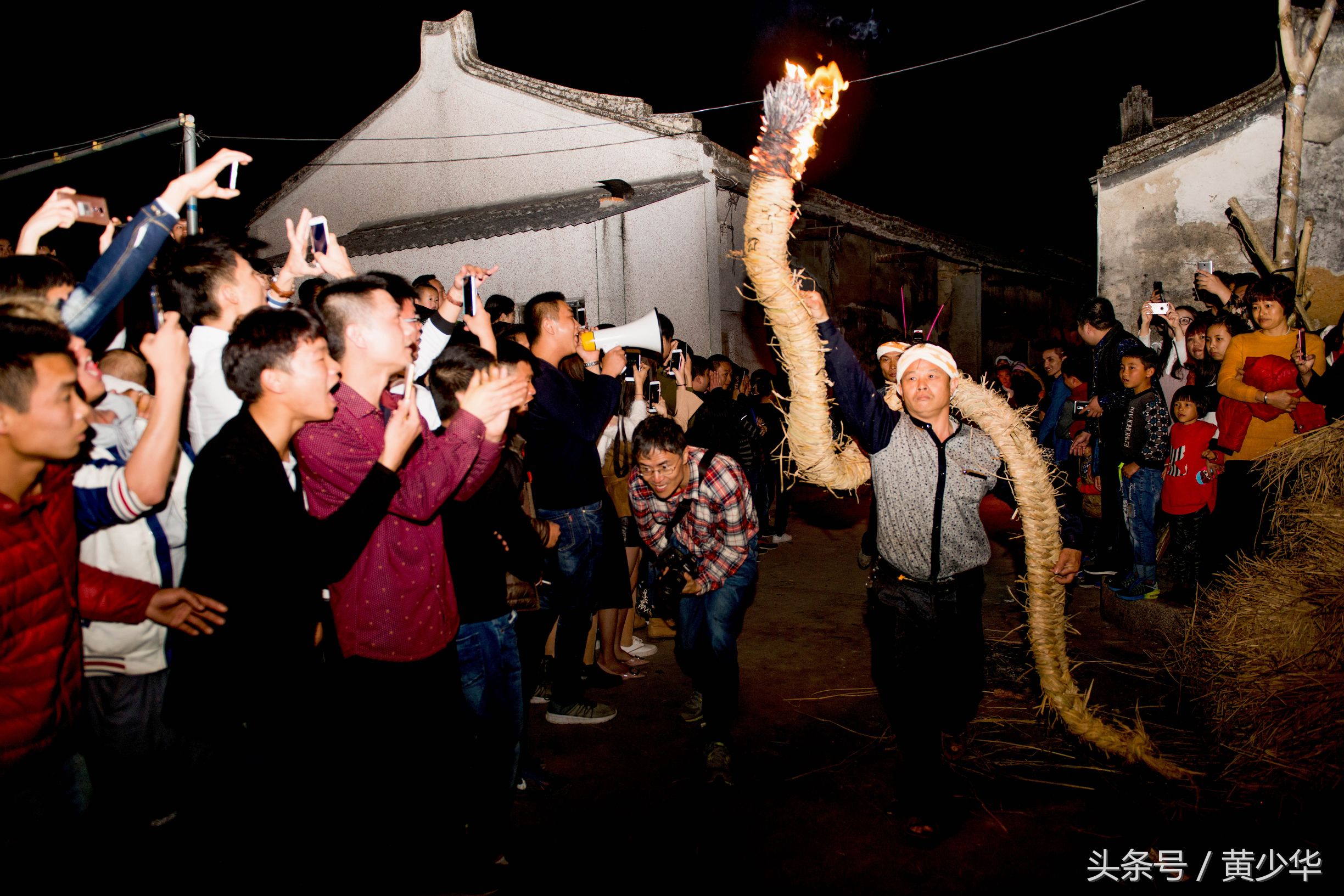 广东普宁民俗送香船跳火堆