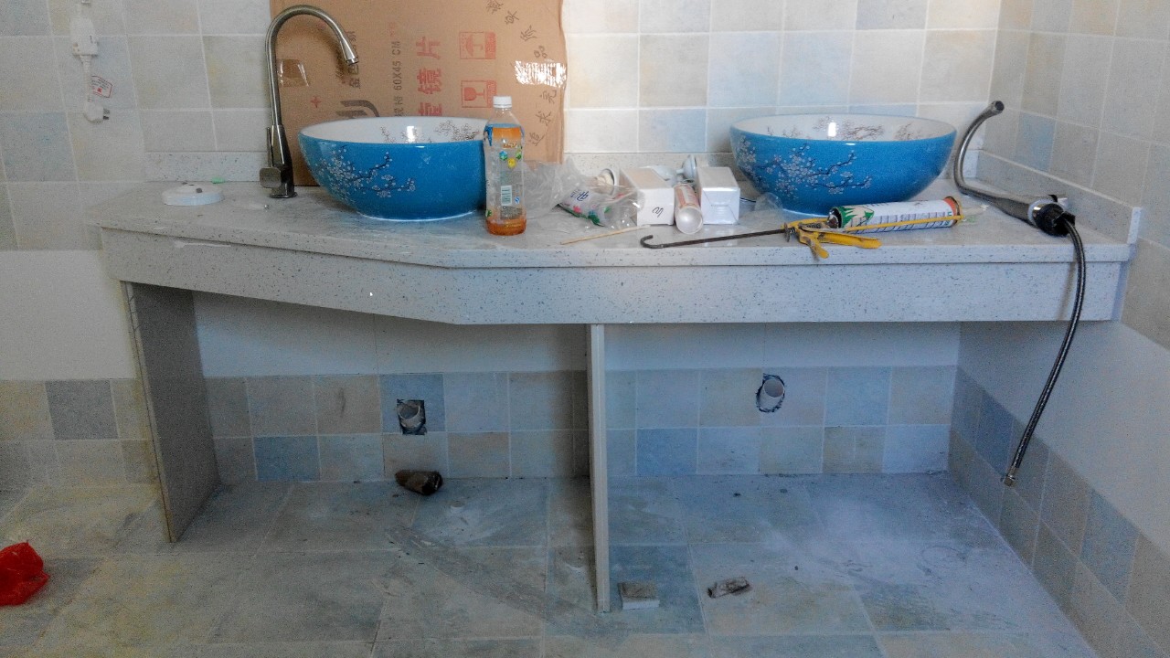 第一套房子花了很多心思，客厅很实在，朋友却说背景墙太花了