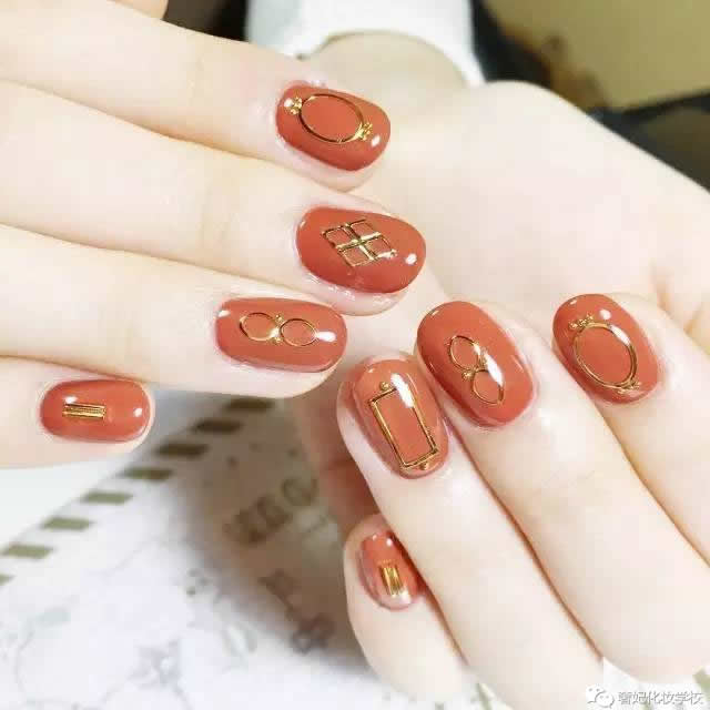 一不小心就让你怦然心动的：22款精致美甲