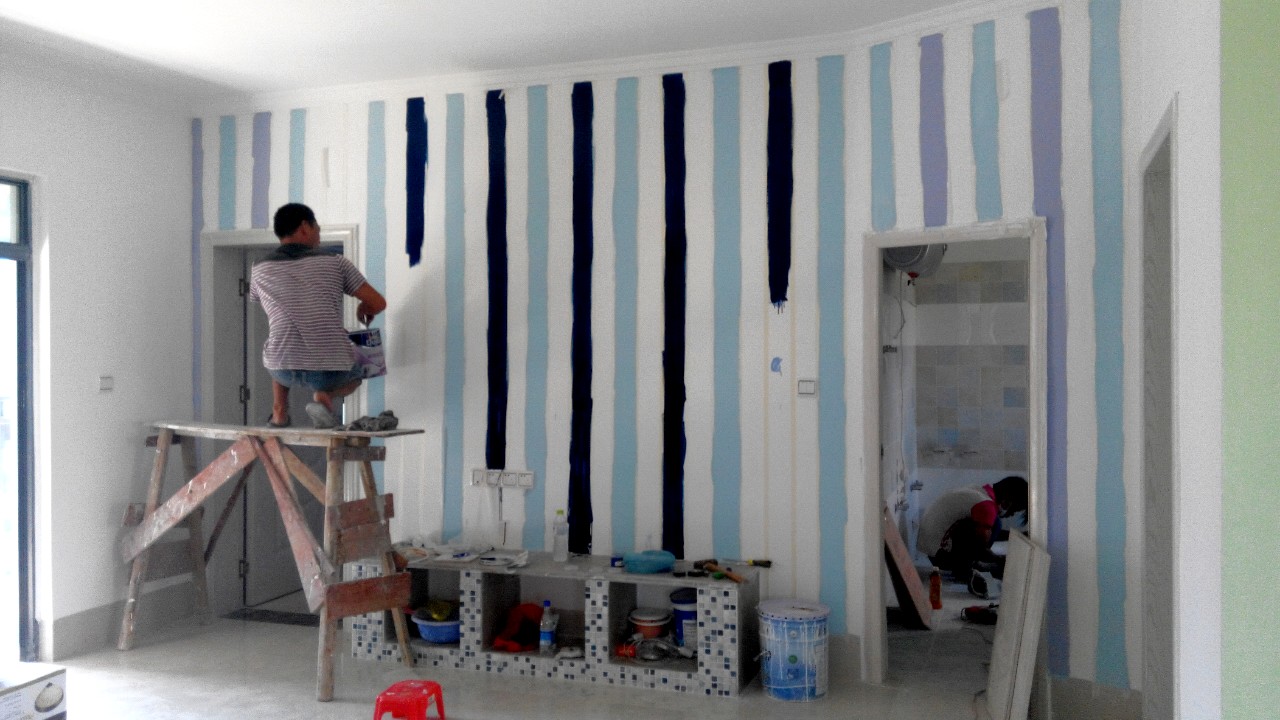 第一套房子花了很多心思，客厅很实在，朋友却说背景墙太花了