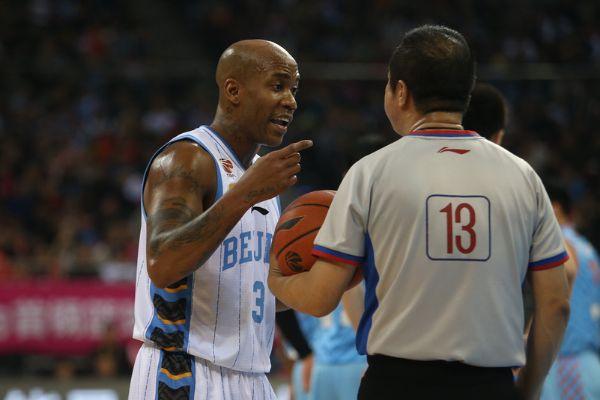 北京首钢夺冠马布里被罚出场,老马被双杀