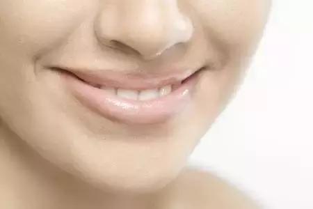 嘴唇干燥可以舔吗?为什么?