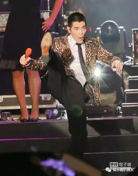 张杰下腰歌唱,张杰大张伟开场舞