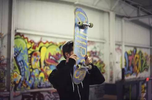 滑板必会的十个动作,滑板新手课堂