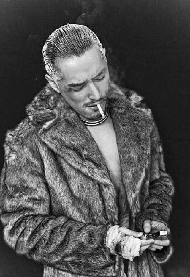 黑貂权志龙,权志龙穿黑貂演唱会