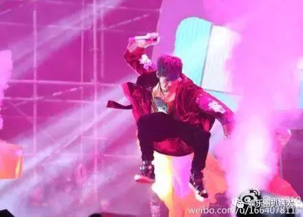 张杰下腰歌唱,张杰大张伟开场舞