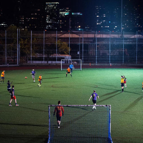 踢了很久足球但踢的不是很好,踢了几年足球还是拿不住球