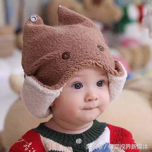 宝宝枕秃头发稀少发黄有白发,宝宝头顶头发秃一块是缺钙吗