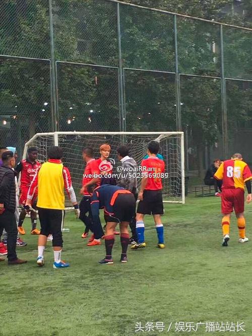 鹿晗打足球视频,鹿晗踢球被表扬的视频