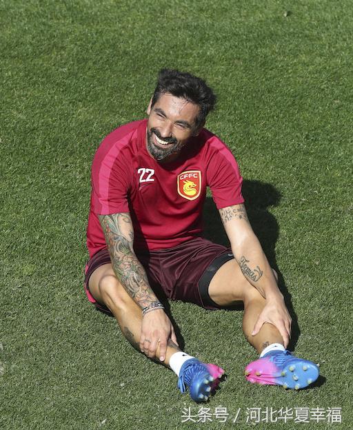 众将勤练佩帅开小灶阿洛“飞鞋”戏耍门将（GIF）