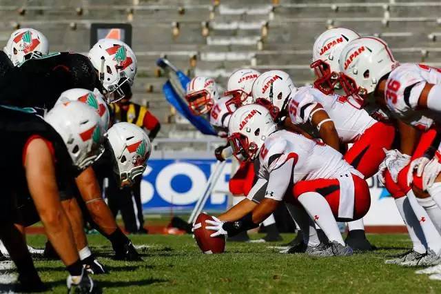 橄榄球重量级对抗,橄榄球赛激烈对抗