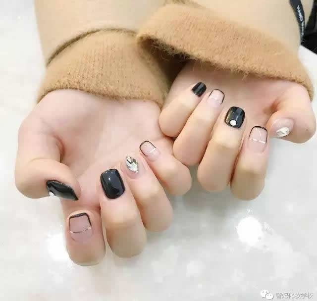 一不小心就让你怦然心动的：22款精致美甲