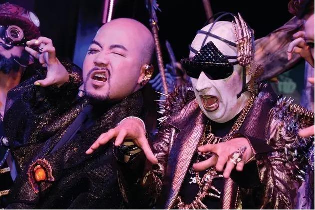 酒色迷乱的香港夜店第一人，却过着老干部的生活丨肖像