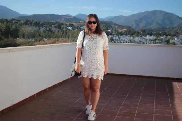 这个肉乎乎身高不到160的女孩,却被网评为最美时尚教主!