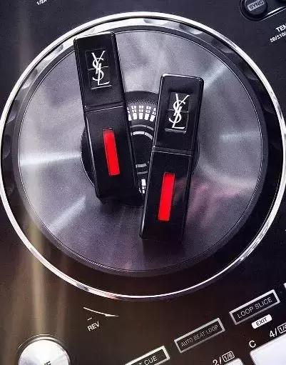 ysl七夕限定礼盒有粉气垫和口红吗 (ysl七夕限定口红礼盒小卡片)