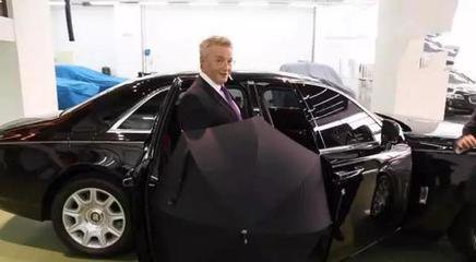 劳斯莱斯的一把雨伞能选装100万吗,劳斯莱斯车内为何有一把雨伞