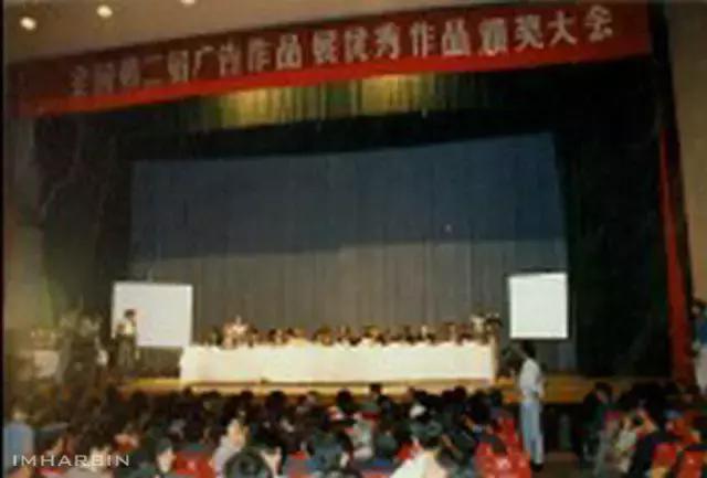 “格调如此独特,真不容易”!—曾被全国瞩目的秋林公司橱窗广告