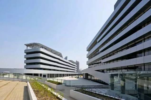 彩练当空水波荡漾：无锡蠡园中学