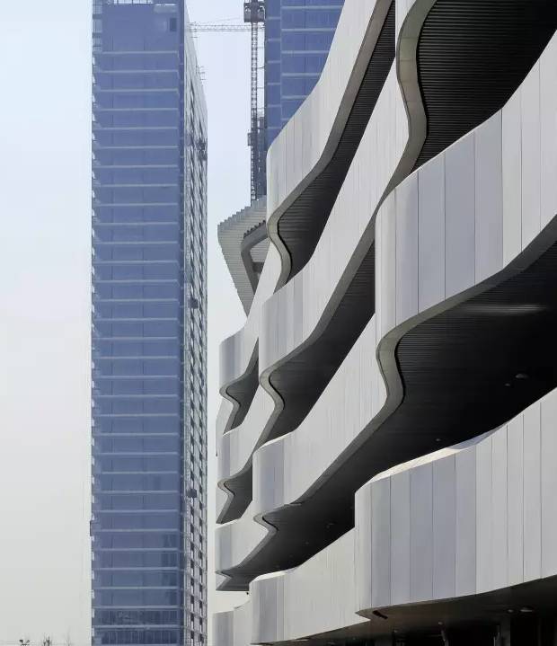 彩练当空水波荡漾：无锡蠡园中学