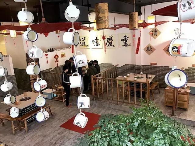 干倒了卖龙虾的，又抢了酒吧生意！这家店到底有什么魔力？