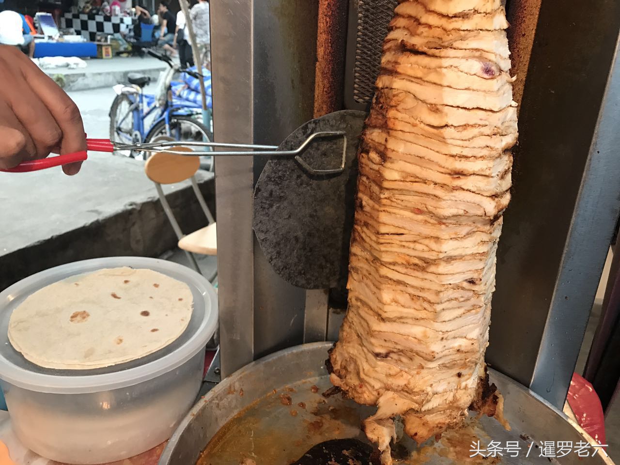 泰国街头小吃烤鸡看着就想吃,泰国街头特色炭烤鸡酱汁