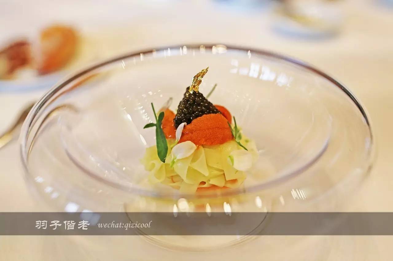 藏匿在繁华中环背后的丝丝暖意 (藏在繁华中环中的丝丝暖意)