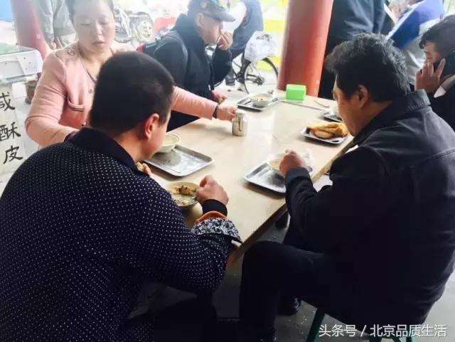 一天1万个都不够,这个北京爷们用40年创造了麻酱烧饼的传奇!