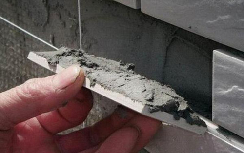 刚贴的瓷砖脱落是什么原因,装修后家里的瓷砖脱落怎么办