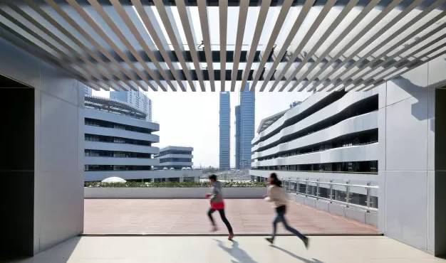 彩练当空水波荡漾：无锡蠡园中学