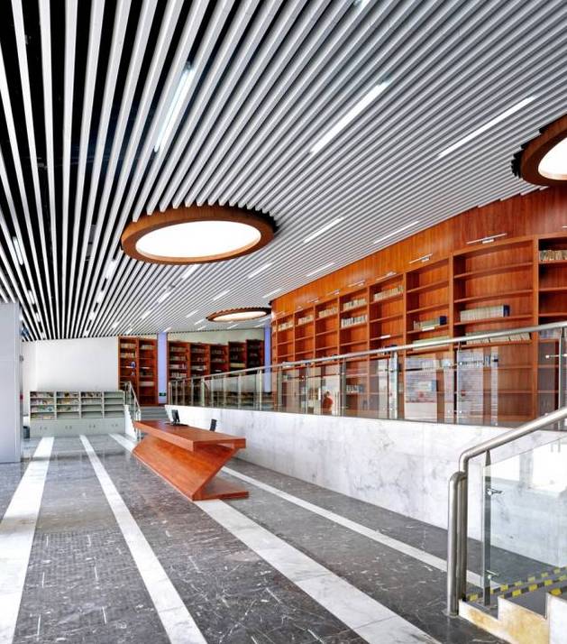 彩练当空水波荡漾：无锡蠡园中学