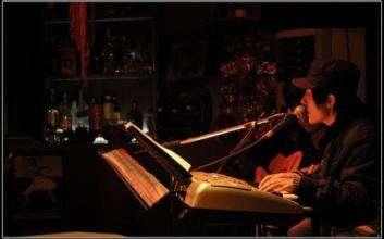 酒吧驻唱和平时唱有什么不同,十年前在酒吧驻唱的日子