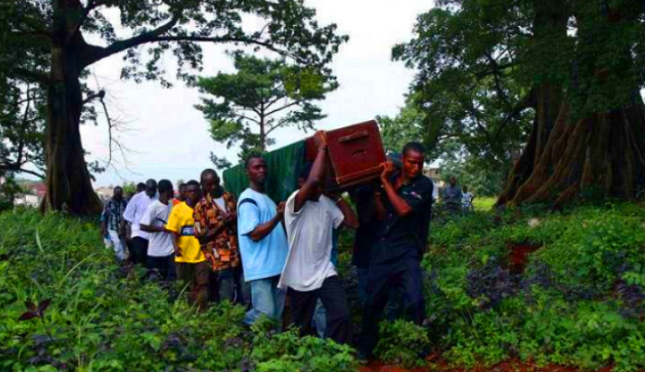 非洲女人分娩全过程，看完令人心痛不已！