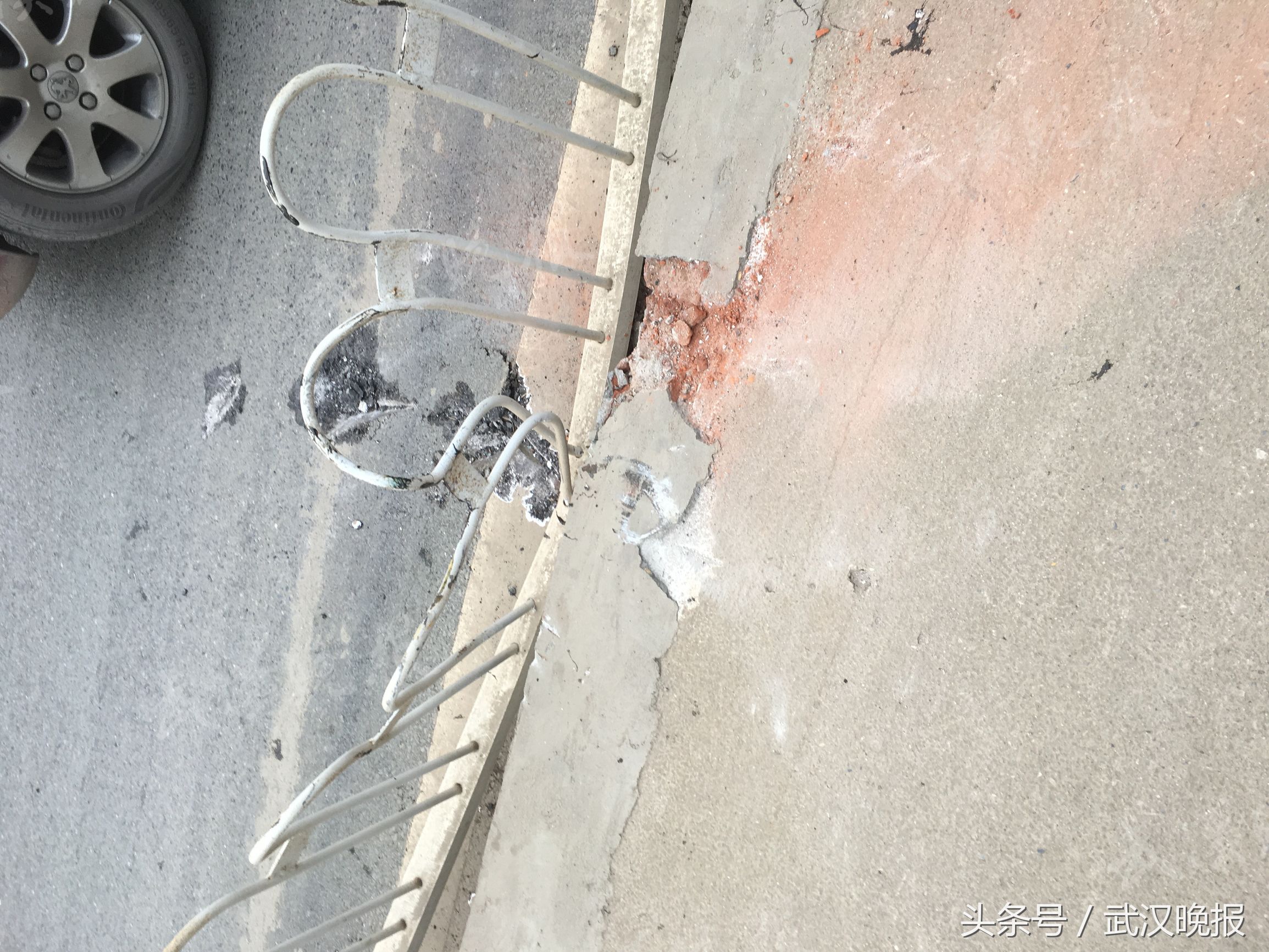 武汉汉阳塔吊钢管掉落事故视频,武昌吊车倒塌事件