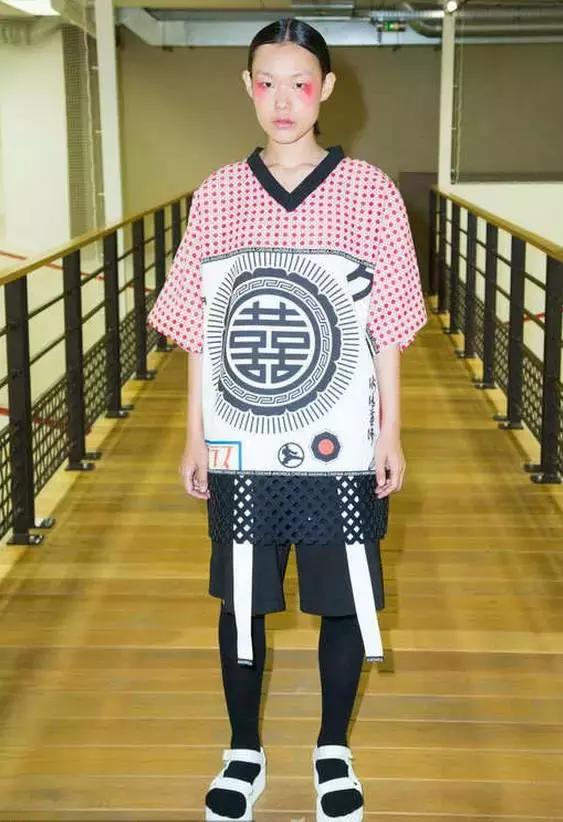 外国人把“酱油”穿在身桑,时尚界都流行用中文装逼啦!