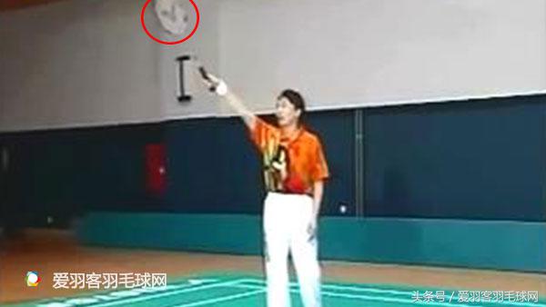 羽毛球反手发高远球动作讲解示范,羽毛球握拍教学视频李玲蔚